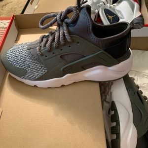 AIR HUARACHE RUN ULTRA SE (GS)